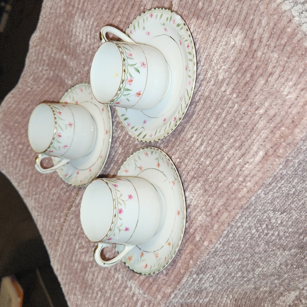 3 ittle tea cups with plates hand painted Japan